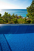 Der Pool der Villa im Lizard Island Resort liegt hoch über dem Meer, Lizard Island, Queensland, Australien