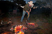 Fernsehchef Andrew Dwyer kocht am Campofen, Bungabiddy Rockhole, Westaustralien, Australien