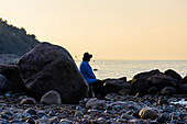 Mann mit Hut an der Steilküste Großklützhöved bei Boltenhagen, Ostseeküste, Mecklenburg-Vorpommern, Deutschland