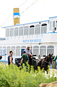 Pferdekutschen warten auf Gäste am Hafen von Vitte, Hiddensee, Rügen, Ostseeküste, Mecklenburg-Vorpommern, Deutschland