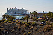 Kreuzfahrtschiff liegt beim Castillo de San José, Arrecife, Atlantik, Lanzarote, Kanaren, Kanarische Inseln, Islas Canarias, Spanien, Europa