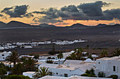 Blick vom Museum Lagomar auf Nazaret (Teguise)  und in Richtung von San Bartolomé und den umliegenden Vulkankegeln, Atlantik, Lanzarote, Kanaren, Kanarische Inseln, Islas Canarias, Spanien, Europa