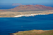 Blick vom Mirador de Guinate zur Insel La Graciosa, Lanzarote, Kanaren, Kanarische Inseln, Islas Canarias, Spanien, Europa
