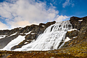 Der beeindruckende Dynjandi Wasserfall in den Westfjorden auf Island