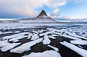 Kirkjufell im Schnee, Grundarfjörður, Snaefellsnes Halbinsel, Island