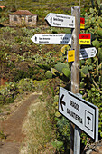 Schilder, Wanderweg, Wanderung zu den Dragos Salvatierra, Drachenbäume, bei Santo Domingo de Garafia, UNESCO Biosphärenreservat, La Palma, Kanarische Inseln, Spanien, Europa