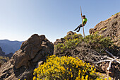Springen mit dem Kanarischen Hirtenstab, Mann, Salto del Pastor Canario, Kraterrand der Caldera de Taburiente, UNESCO Biosphärenreservat, La Palma, Kanarische Inseln, Spanien, Europa