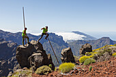 Springen mit dem Kanarischen Hirtenstab, Männer, Salto del Pastor Canario, Kraterrand der Caldera de Taburiente, UNESCO Biosphärenreservat, La Palma, Kanarische Inseln, Spanien, Europa