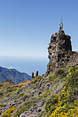 Männer auf dem Gipfel, Springen mit dem Kanarischen Hirtenstab, Salto del Pastor Canario, Kraterrand der Caldera de Taburiente, UNESCO Biosphärenreservat, La Palma, Kanarische Inseln, Spanien, Europa