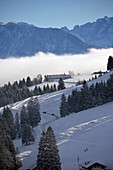 Blick vom Sudelfeld über Bayrischzell zum Kaisergebirge, Winter in Bayern, Deutschland