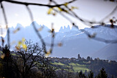 Blick zu den Geislerspitzen und Verdings, bei Feldthurns über dem Eisacktal, Südtirol, Italien