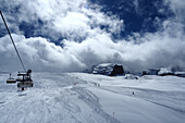im Skigebiet Groste über Madonna di Campilio in den Brenta-Dolomiten, Winter im Trentino, Italien