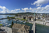 Panoramablick vom Grossmuenster auf Limmat, Zuerichsee, Wasserkirche, Fraumuenster, Zuerich, Schweiz