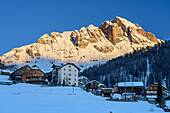 Häuser von Campill mit Peitlerkofel im Hintergrund, Campill, Naturpark Puez-Geisler, UNESCO Weltnaturerbe Dolomiten, Dolomiten, Südtirol, Italien