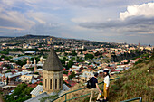 Blick von Sololaki und Festung über die Altstadt auf Tiflis, Georgien