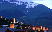 Abends in Mestia im Großen Kaukasus, West- Georgien