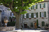 France, Provence Alpes Cote D'azur, Vaucluse (84), Vaison La Romaine, medieval city, Vieux marche square