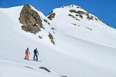 Mann und Frau auf Skitour steigen zum Rastkogel auf, Zillertaler Alpen im Hintergrund, Rastkogel, Tuxer Alpen, Tirol, Österreich