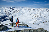 Mann und Frau auf Skitour blicken auf Zillertaler Alpen, Rastkogel, Tuxer Alpen, Tirol, Österreich
