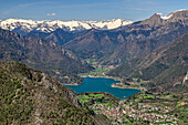 Blick auf Lago di Tenno und Adamellogruppe, Gardasee, Gardaseeberge, Trentino, Italien