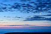 Morgenstimmung mit Mond und Wolken am Himmel, vom Feldberg, Feldberg, Schwarzwald, Baden-Württemberg, Deutschland
