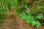 Frau beim Wandern geht durch Wald, Albsteig, Schwarzwald, Baden-Württemberg, Deutschland