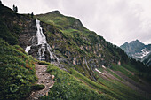 Wasserfall im Gebierge,  E5, Alpenüberquerung, 2. Etappe, Lechtal, Holzgau, Tirol, Österreich, Kemptner Hütte zur Memminger Hütte