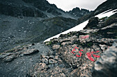 Wegweiser vom Fernwanderweg E5,Alpenüberquerung, 3. Etappe, Seescharte, Inntal, Tirol, Österreich, Memminger Hütte zur Unterloch Alm
