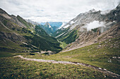 Fernwanderweg durch Bergtal,E5, Alpenüberquerung, 3. Etappe, Seescharte, Inntal, Tirol, Österreich, Memminger Hütte zur Unterloch Alm