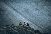 Bergsteiger genießen Ausblick auf Pitztaler Gletscher,E5, Alpenüberquerung, 4. Etappe, Skihütte Zams, Pitztal, Lacheralm, Wenns, Gletscherstube,  Österreich, Zams zur Braunschweiger Hütte