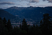 Meran in der Dämmerung von oben,E5, Alpenüberquerung, 6. Etappe,Vent, Niederjochbach,Similaun Hütte, Schnalstal,   Vernagt Stausee,Meran