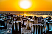 Strandkörbe im Sonnenuntergang, Wangerooge, Ostfriesland, Niedersachsen, Deutschland