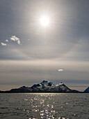 Halo bei tief stehender Sonne über dem  Raftsund, nördlich von Digermulen, Lofoten, Norwegen