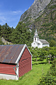 Kirche am Nærøyfjord, einem Seitenarm des Sognefjord, Bakka, Sogn og Fjordane, Fjordnorwegen, Südnorwegen, Norwegen, Skandinavien, Nordeuropa, Europa