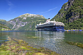 Kreuzfahrtschiff im Geirangerfjord, Geiranger, Møre og Romsdal, Fjordnorwegen, Südnorwegen, Norwegen, Skandinavien, Nordeuropa, Europa