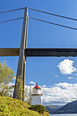 Leuchtturm unter der Brücke Osterøybrua am Sørfjord, Indre Arna, bei Bergen, Hordaland, Fjordnorwegen, Südnorwegen, Norwegen, Skandinavien, Nordeuropa, Europa