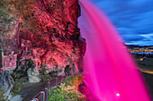 Hinter dem beleuchteten Wasserfall Steinsdalsfossen in Norheimsund, Hardanger, Hordaland, Fjordnorwegen, Südnorwegen, Norwegen, Skandinavien, Nordeuropa, Europa