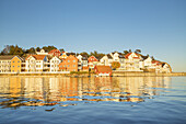 Häuser am Meer in Gjeving, Aust-Agder, Sørlandet, Südnorwegen, Norwegen, Skandinavien, Nordeuropa, Europa