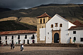 zentral square (Plaza) of Villa de Leyva with its Church of Our Lady of the Rosary, Departamento Boyacá, Colombia, South America