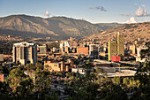 Blick vom Cerro de Nutibara auf das Stadtzentrum von Medellin mit Hochhäusern und den umliegenden Anden Gipfeln, Departmento Antioquia, Kolumbien, Südamerika