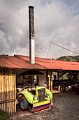 aus einem Autowrack umgebaute Straßen Garküche in Salento, UNESCO Welterbe Kaffee Dreieck (Zona Cafatera), Departmento Quindio, Kolumbien, Südamerika