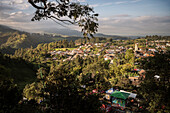 Blick über rote Ziegeldächer nach Salento, UNESCO Welterbe Kaffee Dreieck (Zona Cafatera), Departmento Quindio, Kolumbien, Südamerika