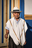 Porträt eines alten Mannes mit Stock und Hut vor kolonialem Haus, Salento, UNESCO Welterbe Kaffee Dreieck (Zona Cafatera), Departmento Quindio, Kolumbien, Südamerika