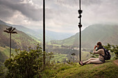 junge Touristin macht Foto vom Valle del Cocora, endemische Wachspalmen, Salento, UNESCO Welterbe Kaffee Dreieck (Zona Cafatera), Departmento Quindio, Kolumbien, Südamerika