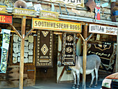 Esel vor einem Saloon an der Route 66, Kalifornien, USA