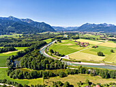 Luftaufnahme der Tiroler Ache mit dem Altwasserarm, der Überseer Ortsteil Almau, im Hintergrund die Chiemgauer Berge Hochgern, Hochplatte und Kampenwand; am Horizont der Wilde Kaiser