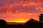 dramatischer Sonnenuntergang bei Rödlgries am Chiemsee bei Übersee