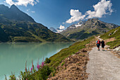 Lake Silvrettasee, footpath, Mt. Hohes Rad, Mt. Schattenspitze, Glacier Schattenspitzgletscher, Bludenz, Vorarlberg, Austria, Europe