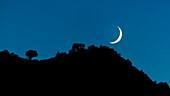 Mond über den Hügeln des Sheep Creek, Flaming Gorge National Recreation Area, Utah, USA
