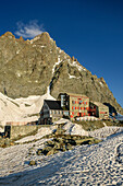 Hut rifugio Quintino Sella in front of Monviso, Giro di Monviso, Monte Viso, Monviso, Cottian Alps, Piedmont, Italy